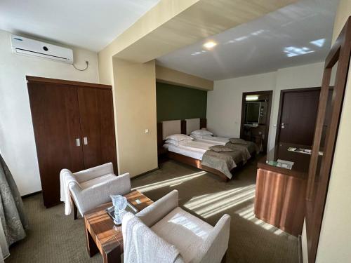 加拉茨皇家酒店的酒店客房设有床和客厅。