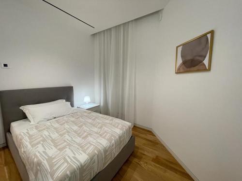 米兰IMHOME - Dante的卧室配有一张床,墙上挂着一幅画