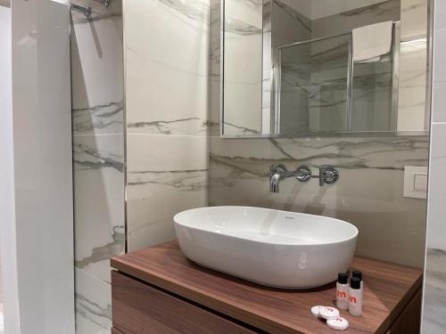米兰IMHOME - Dante的浴室配有白色水槽和淋浴。