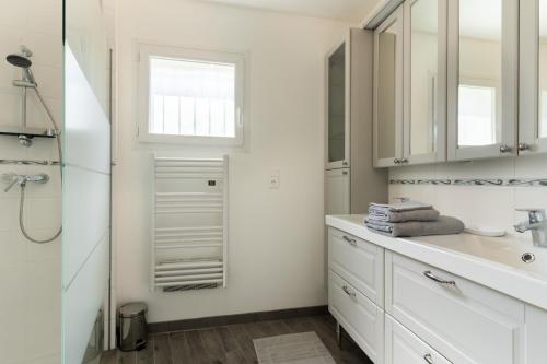 图卢兹Bernard的白色的浴室设有水槽和淋浴。