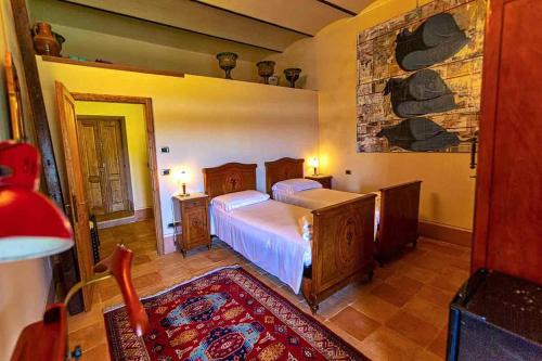 蒙泰卡蒂尼瓦尔迪切奇纳卡瓦奥拉农家乐的一间卧室设有一张床和石墙