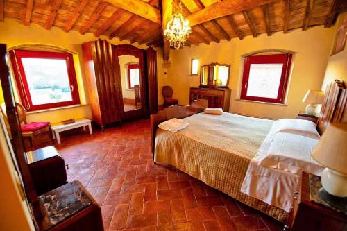 蒙泰卡蒂尼瓦尔迪切奇纳卡瓦奥拉农家乐的一间卧室设有一张大床和两个窗户。