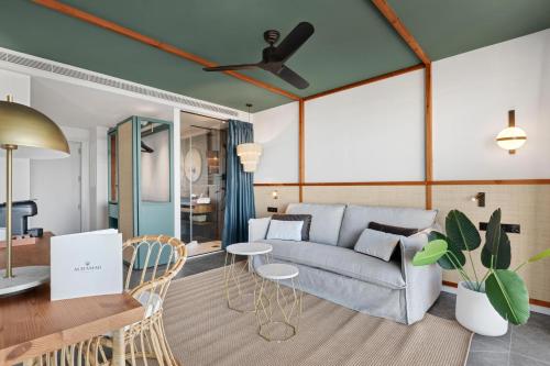 帕尔马海滩Aubamar Suites & Spa的客厅配有沙发和桌子