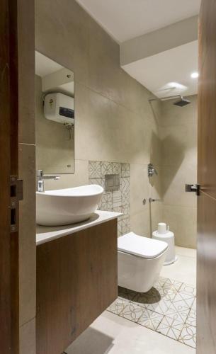 乌提Hotel Maneck Manor的一间带两个盥洗盆和卫生间的浴室