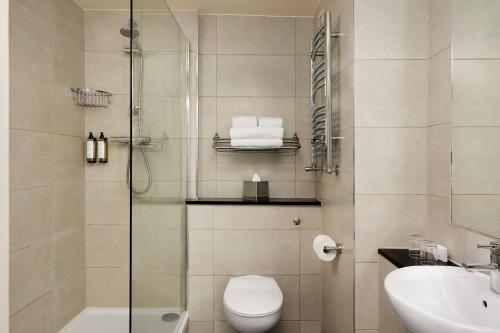 莱克斯利普春野酒店的带淋浴、卫生间和盥洗盆的浴室
