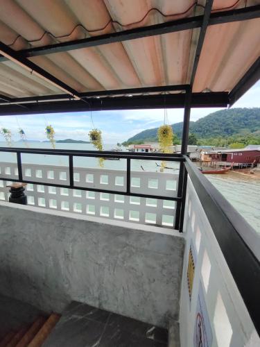 Ko LantaPoohry Seaview的享有水景的阳台