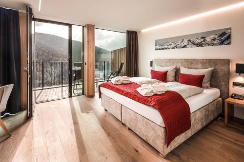 萨伦蒂诺Panoramic Lotsch的一间带大床的卧室和一个阳台