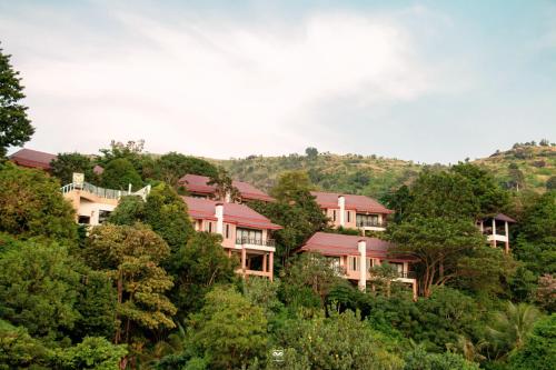 高当Victoria Cliff Hotel & Resort, Kawthaung的山丘上树木丛生的房屋