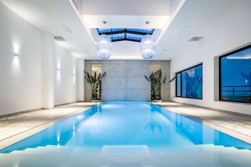 恩斯赫德恩斯赫德范德瓦尔克酒店的大楼内的一个蓝色海水游泳池