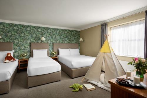 莱克斯利普春野酒店的酒店客房设有两张床和一张帐篷。