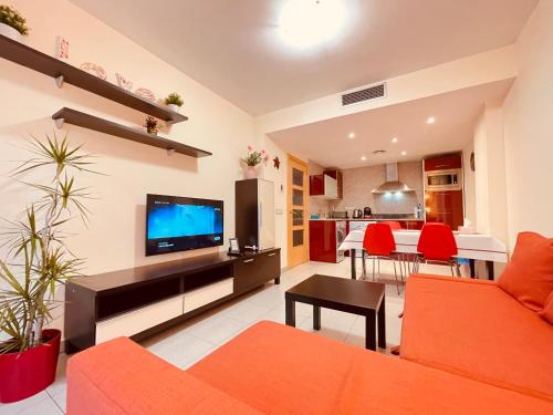 罗列特海岸Relax LUX apartment on Fenals beach的客厅配有橙色沙发和电视