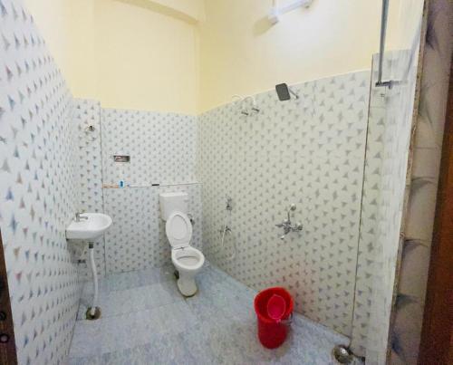 瓦拉纳西RN Residency的一间带卫生间和水槽的浴室