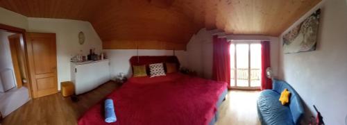 Kestenholz1 Zimmer in Kestenholz的一间卧室,卧室内设有一张红色的大床