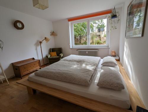 蒂蒂湖-新城Ferienwohnung Am Seebach, 80 Qm的一间卧室设有两张床和窗户。