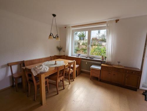 蒂蒂湖-新城Ferienwohnung Am Seebach, 80 Qm的一间带桌椅和窗户的用餐室