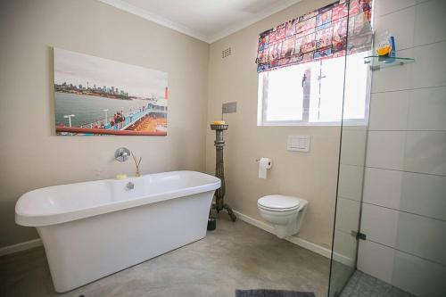 开普敦On Salisbury的带浴缸和卫生间的浴室。
