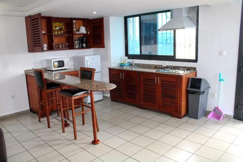 杜阿拉Residence Blue Sky的厨房配有柜台和桌椅