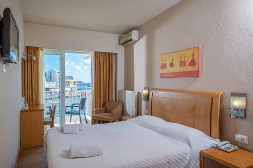 阿基欧斯尼古拉斯Kitro Beach Hotel - Adults Only的酒店客房设有一张床和一个阳台。