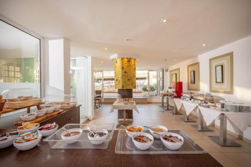 阿基欧斯尼古拉斯Kitro Beach Hotel - Adults Only的一间展示了许多碗食物的房间