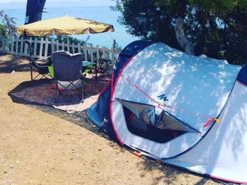 DağpınarSu camping的地面帐篷配有桌椅