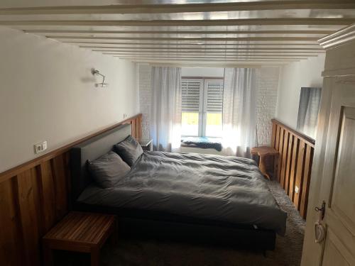AltenstadtBB Home的一间带床的卧室,位于带窗户的房间内