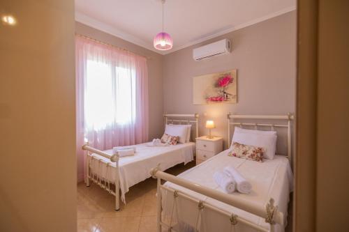 米尼亚Aleli Villas with Tennis Court的小型客房 - 带2张床和窗户