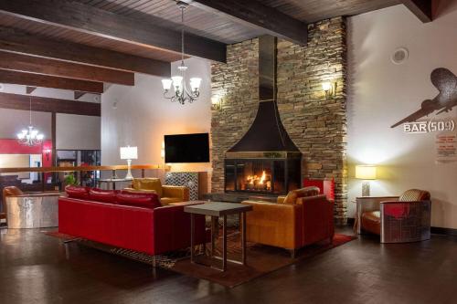 斯波坎斯波坎机场华美达酒店的带沙发和壁炉的客厅