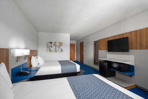 霍玛霍马温德姆麦克罗特套房酒店的酒店客房设有两张床和一台平面电视。
