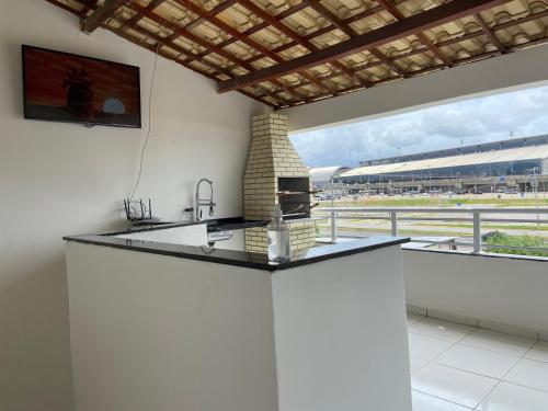 福塔莱萨Guilherme Hostel的厨房设有壁炉、台面