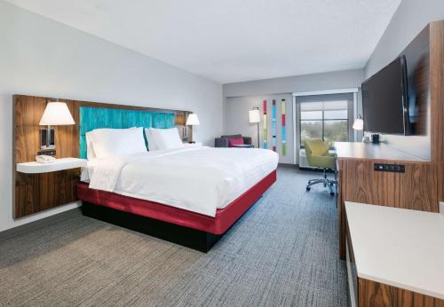 比洛克西比洛克西海滨大道汉普顿酒店的酒店客房设有一张大床和一张书桌。