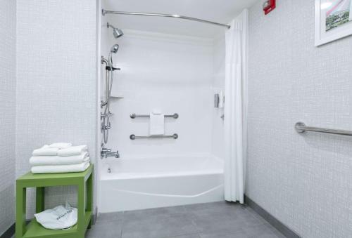 比洛克西比洛克西海滨大道汉普顿酒店的带淋浴和绿桌的白色浴室