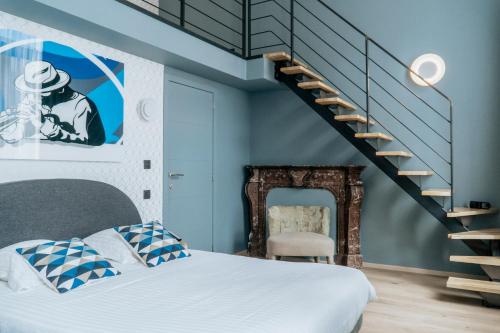 图尔奈阿尔坎塔拉酒店的一间卧室设有一张床和一个楼梯