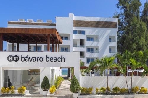 蓬塔卡纳HM Bavaro Beach - Adults Only的带有海滩标志的建筑