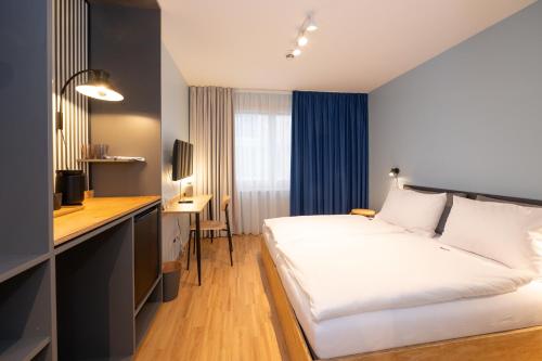 维也纳HausPension的配有一张床和一张书桌的酒店客房