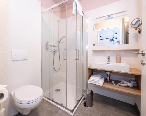 维也纳HausPension的带淋浴、卫生间和盥洗盆的浴室