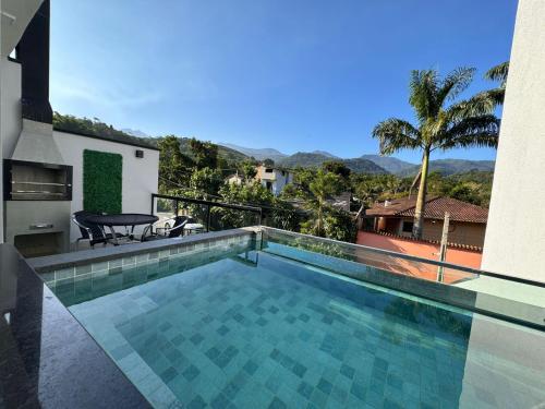 帕拉蒂Villa da Serra 2 - Casa com piscinas privativas vidro的屋顶上的游泳池