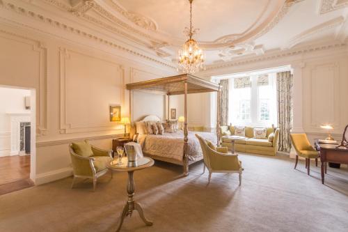 凯特林拉什顿霍尔Spa酒店的卧室配有一张床和一张桌子及椅子