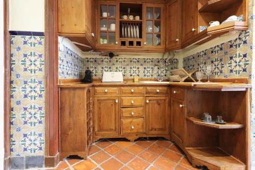里斯本Estrela Panoramic Views by Homing的厨房配有木制橱柜和蓝色及白色瓷砖