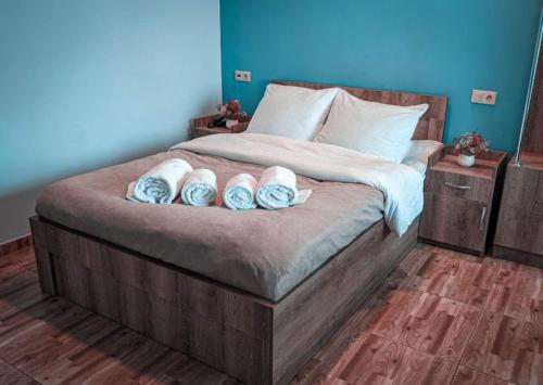 第比利斯Tbilisi Airport Hotel - ATU的一间卧室配有带3个枕头的床