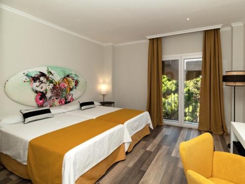 伊斯坦Hotel Altos de Istán的酒店客房设有床和窗户。