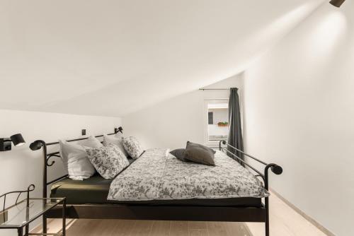 波雷奇Apartman Dobrec的一间白色客房内的床铺卧室
