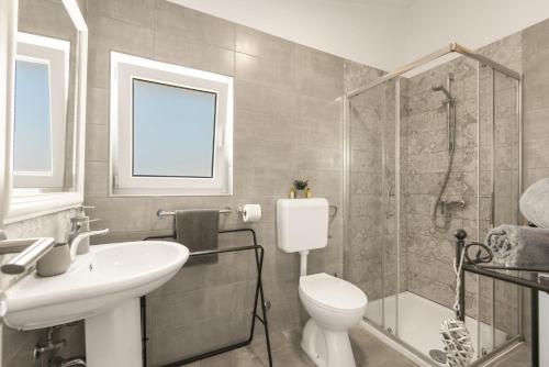 波雷奇Apartman Dobrec的浴室配有卫生间、盥洗盆和淋浴。