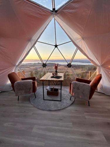 Forbord Dome的美景客房内的帐篷配有桌椅