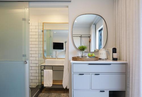 斯泰伦博斯Twice Central Guest House的一间带水槽和镜子的浴室