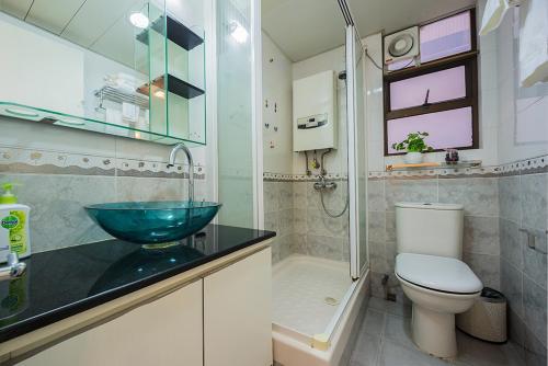 香港Tsim ShaTsui Luxury 3bedroom Apartment near MTR！的一间带水槽、卫生间和淋浴的浴室
