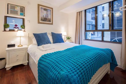 香港Tsim ShaTsui Luxury 3bedroom Apartment near MTR！的一间卧室设有一张大床和一个窗户。