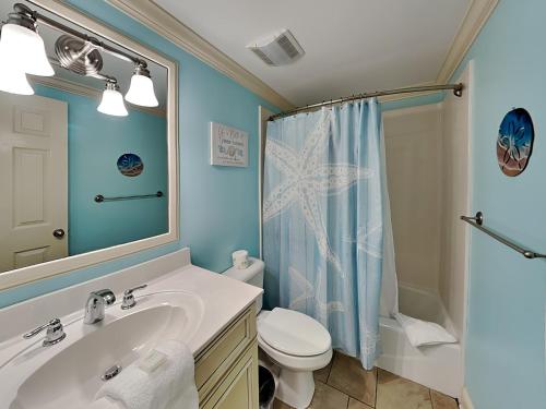泰比岛Brass Rail 119的一间带水槽、卫生间和淋浴的浴室