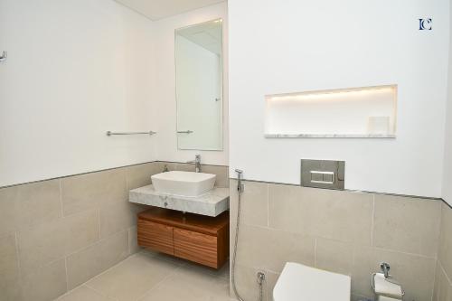 迪拜Contemporary 2BR Gem in Madinat Jumeirah - RAH的一间带水槽和镜子的浴室