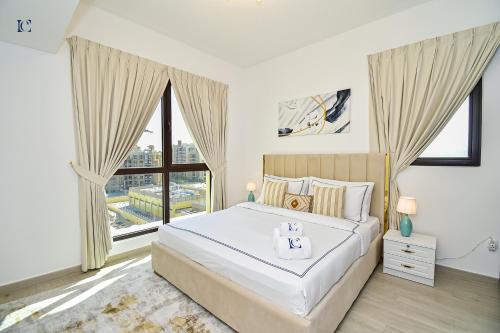 迪拜Contemporary 2BR Gem in Madinat Jumeirah - RAH的一间卧室设有一张大床和一个大窗户