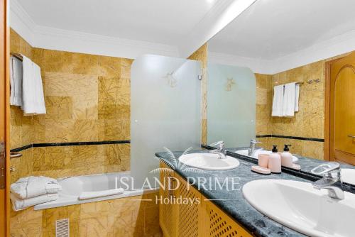 圣米格尔德阿沃纳El Nautico Relax 2 in Golf del Sur的浴室配有2个盥洗盆和1个浴缸。